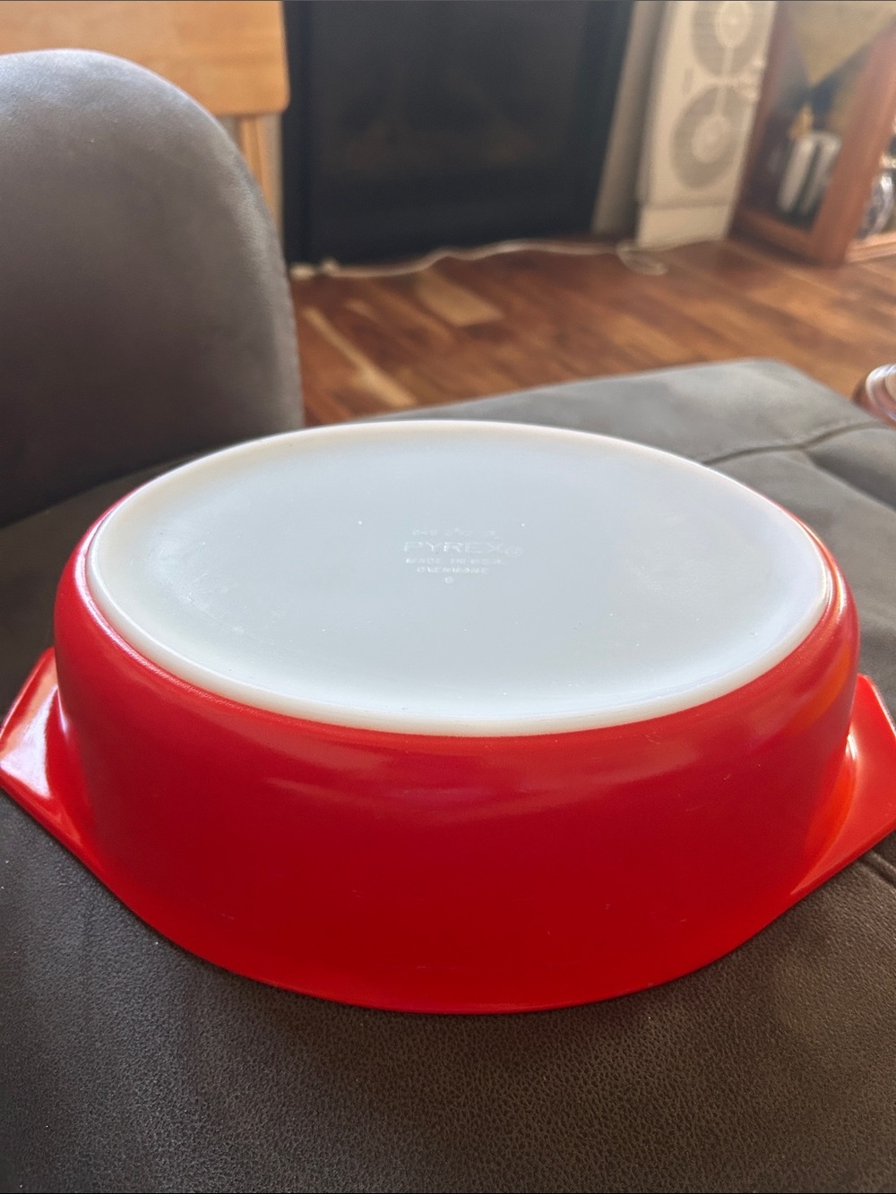 Vintage Pyrex 045 Red 2.5 qt oval casserole
dish bottom only without lid .